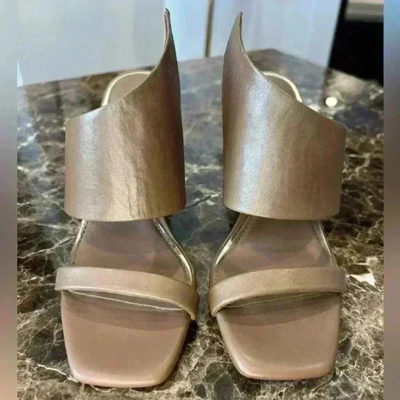 Gianni Bini Zeema Cut Out Curved Leather Wedge In Caramel SZ 7.5M *Never Worn - Picture 5 of 9